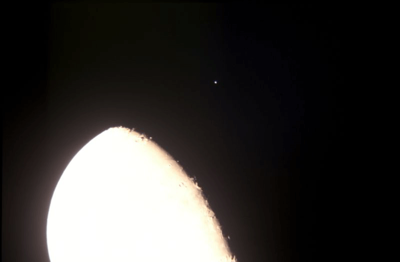 © Eike Runschke; Regulus-Bedeckung durch den Mond mit einem R 200 SS, mit 2-fach Konverter, auf Fujichrome Sensia 100 aufgenommen. Ort: Georgsmarienhütte