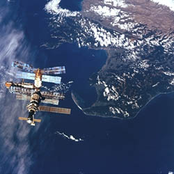 Bild: DLR; Die russische Raumstation MIR im Erdorbit.