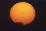 © M. Wagner; Sonnenaufgang mit riesen Sonnenfleck, 24.09.2000