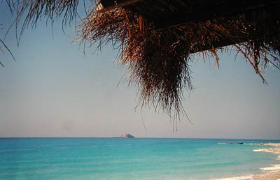 © R. Baer; Strandtaverne  - ...am Strand von Athani, vielleicht 200 m von unserem Zelt entfernt (die mit dem Generator)
