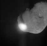 © NASA/JPL-Caltech/UMD; Blick von Deep Impact (Medium Resolution Camera), kurz nach dem Einschlag.
