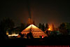 © N. Kloth; 8. IHT-Reinsehlen vom 26. - 28. September 2008: Die Knickpyramide mit astronomischen Hintergrund. In der Dämmerung leuchtet sie und für die Nacht erlischt das Licht. Leichter Nebel ist sichtbar.